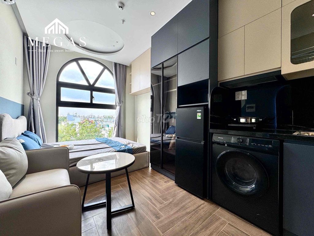 Studio of the Full Seven Wanders has a kitchen from Phạm Văn Bạch.