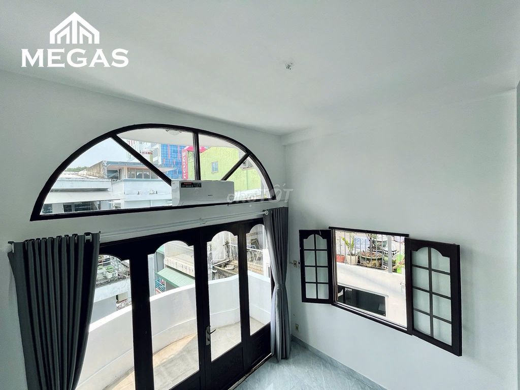 Barcon's apartment, super window, Lê Văn Việt off the Thủ Đức.
