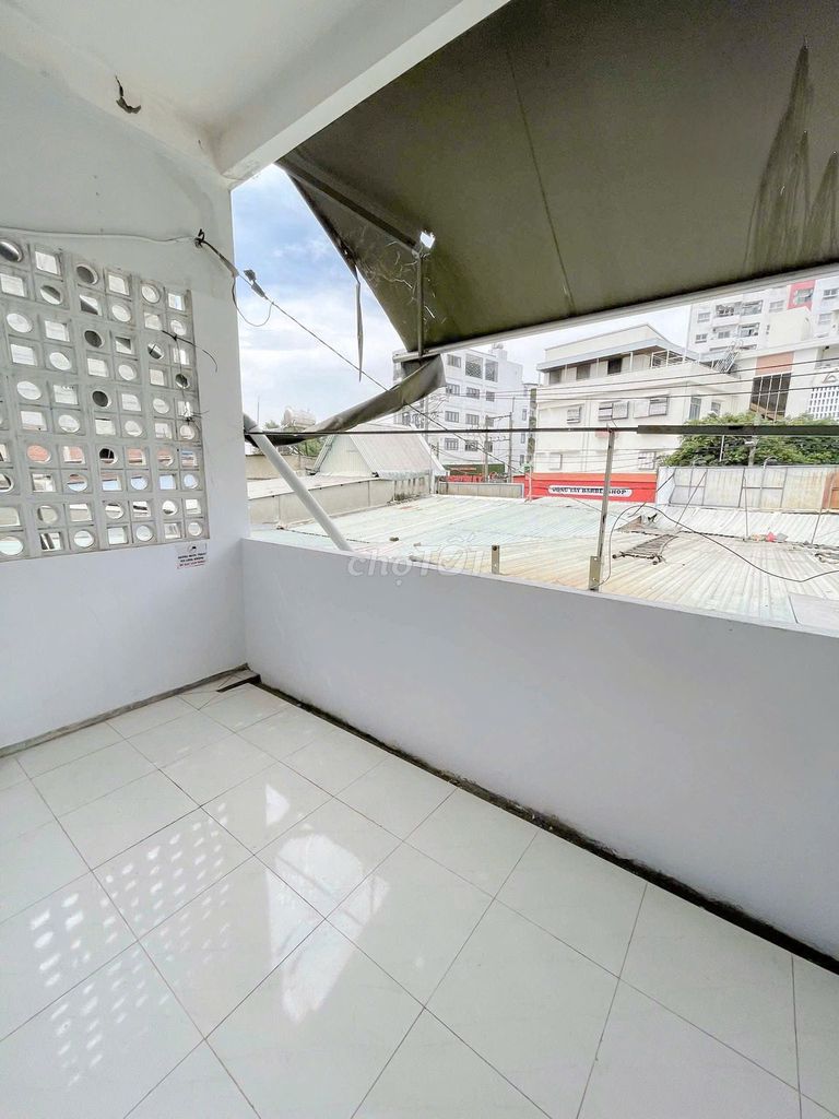 Superwide guard room with windows