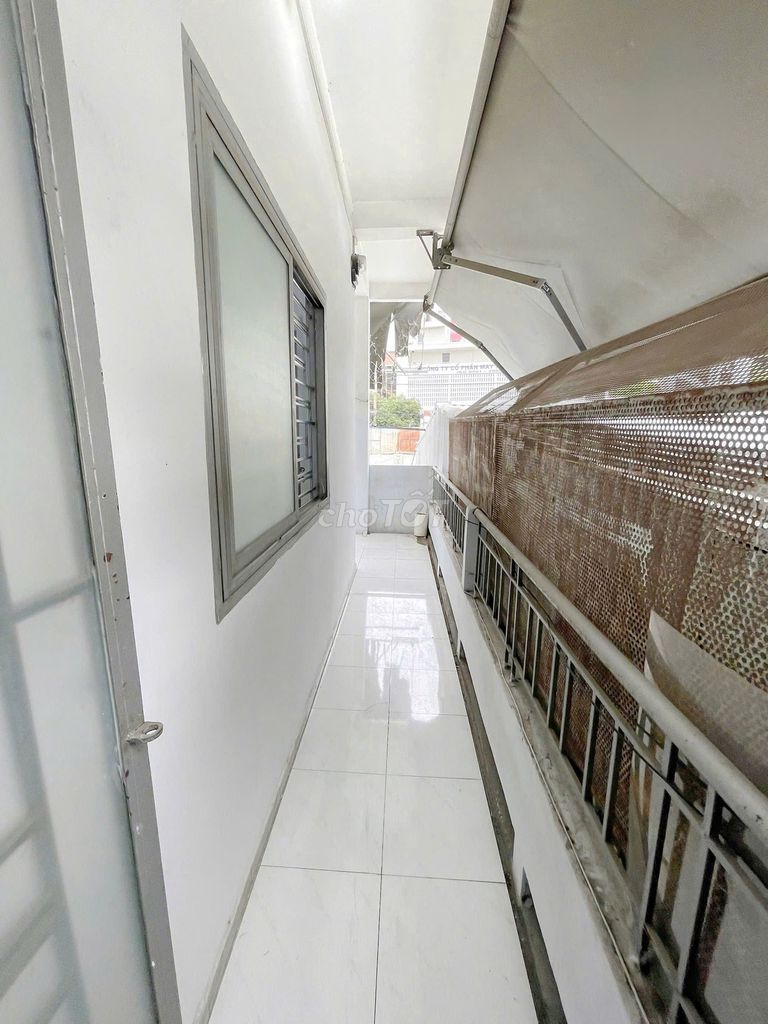 Superwide guard room with windows