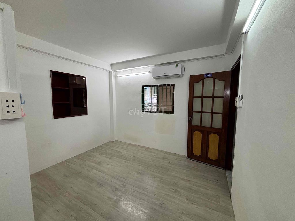 Cheap motel with open windows on 3 Tháng 2 District 10.