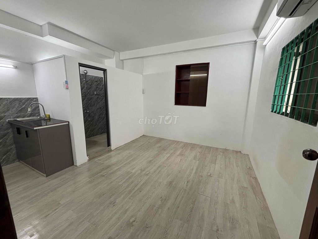Cheap motel with open windows on 3 Tháng 2 District 10.
