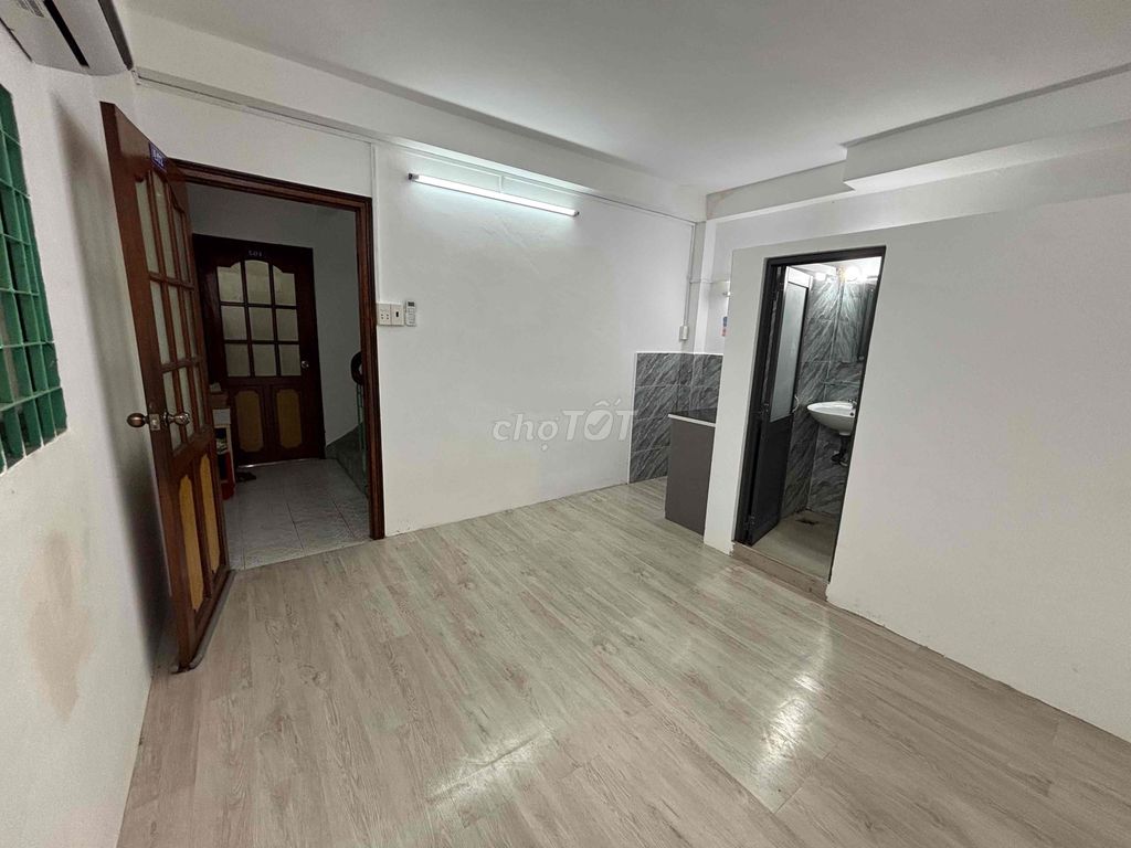 Cheap motel with open windows on 3 Tháng 2 District 10.