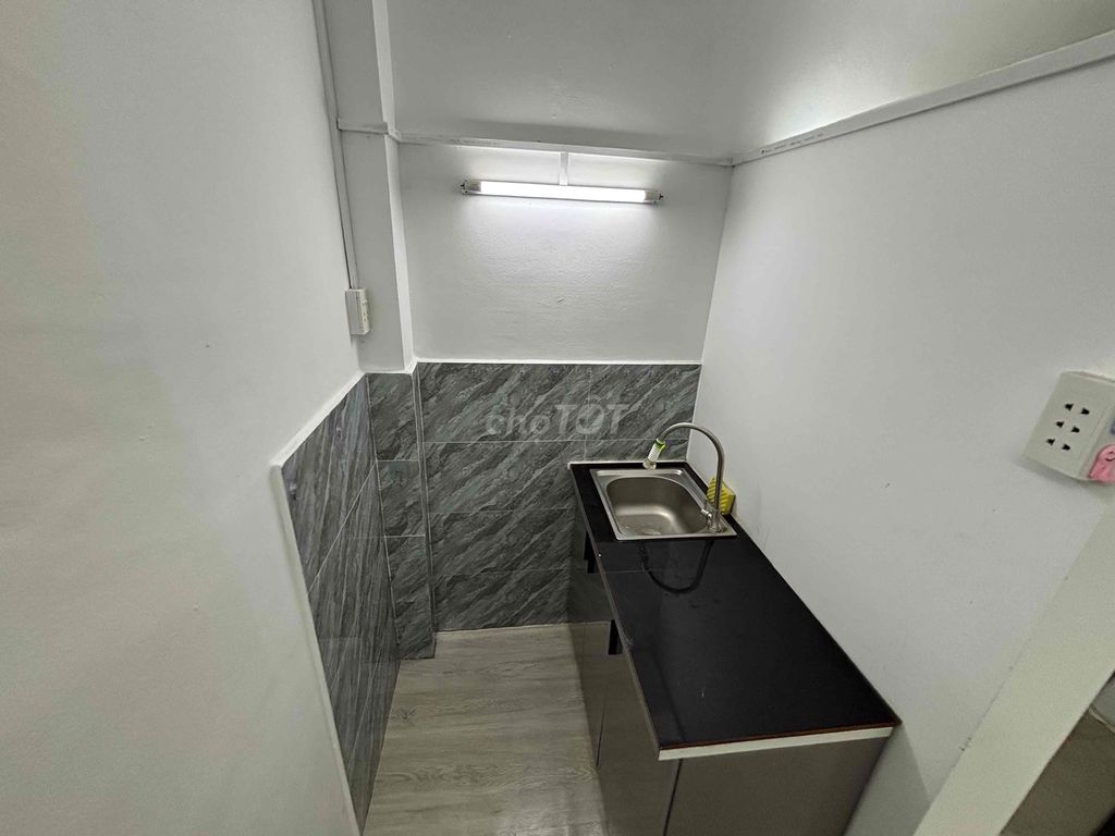 Cheap motel with open windows on 3 Tháng 2 District 10.