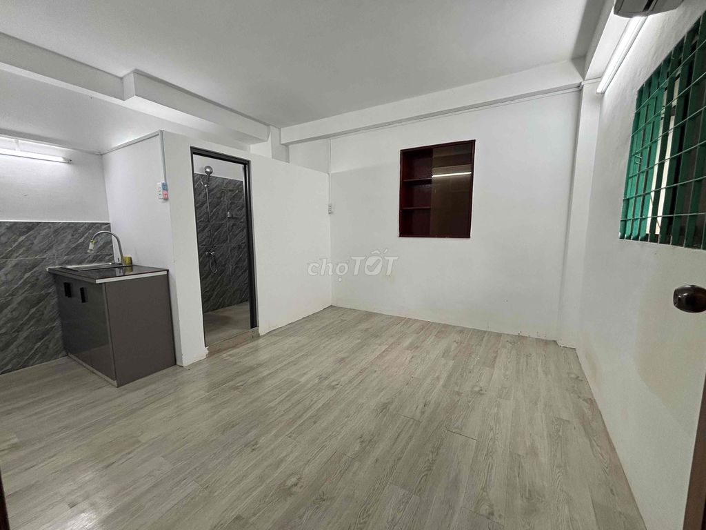 Cheap motel with open windows on 3 Tháng 2 District 10.