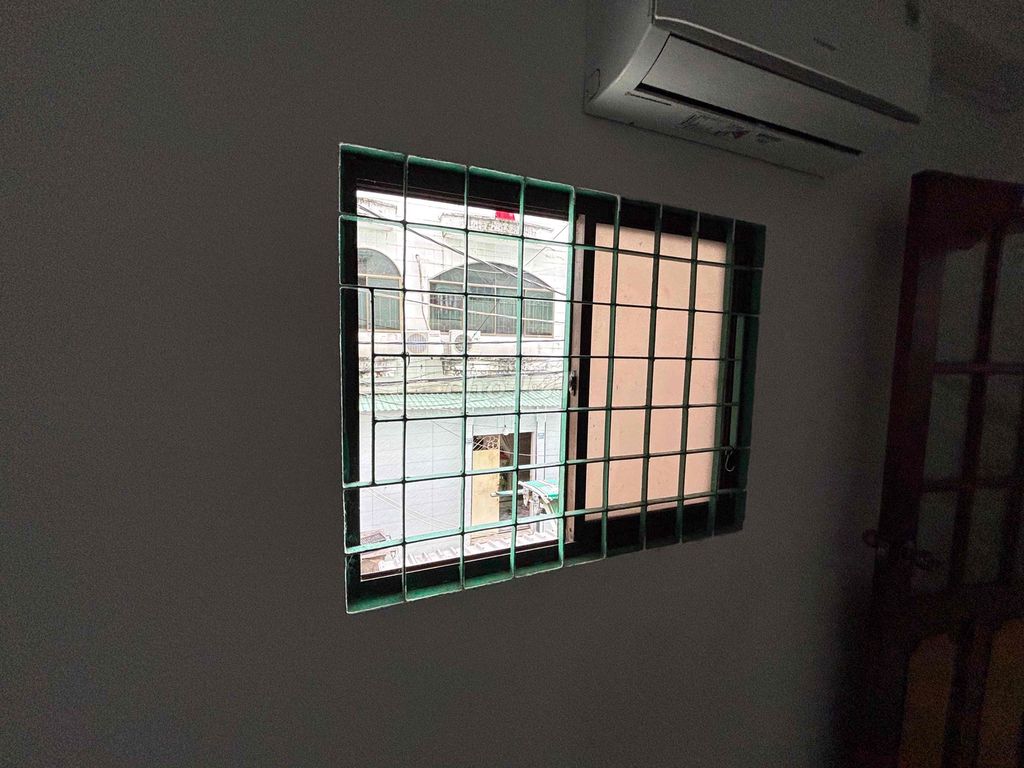 Cheap motel with open windows on 3 Tháng 2 District 10.