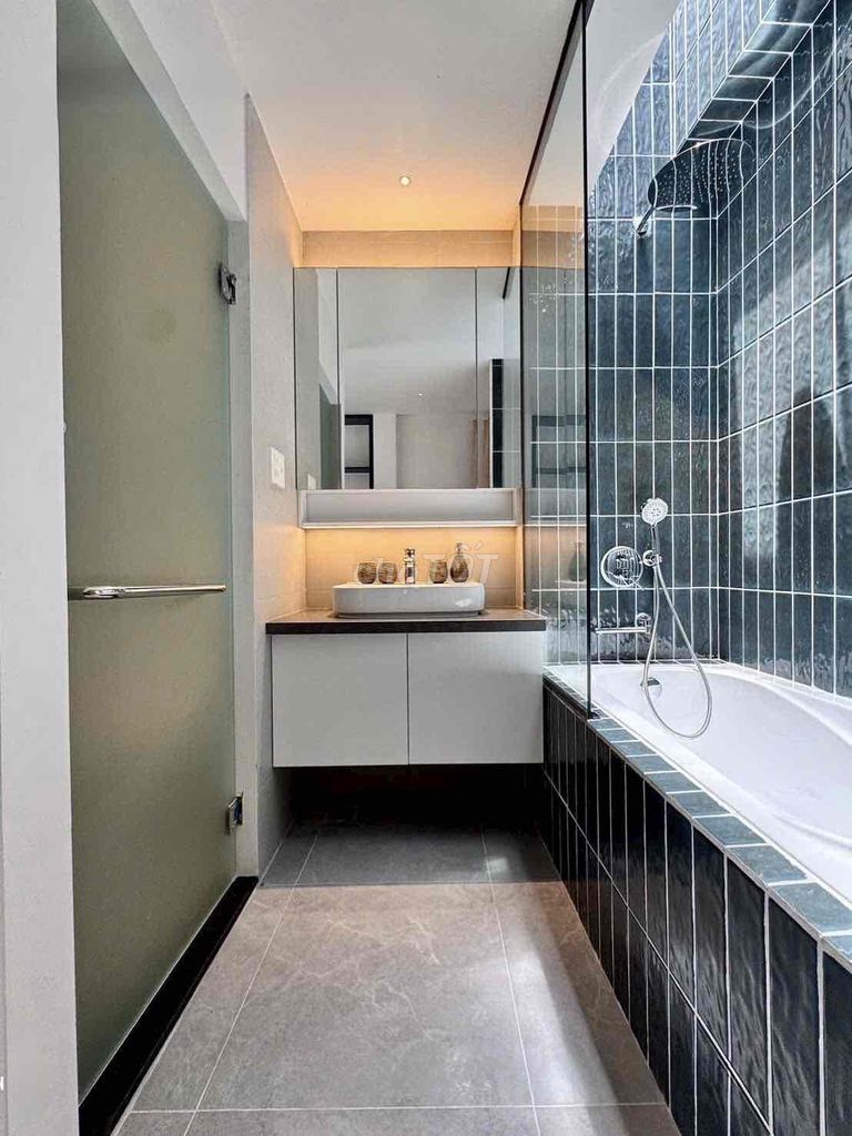 The new service apartment is 100%, the Home of Seven, near Tân Định Church.