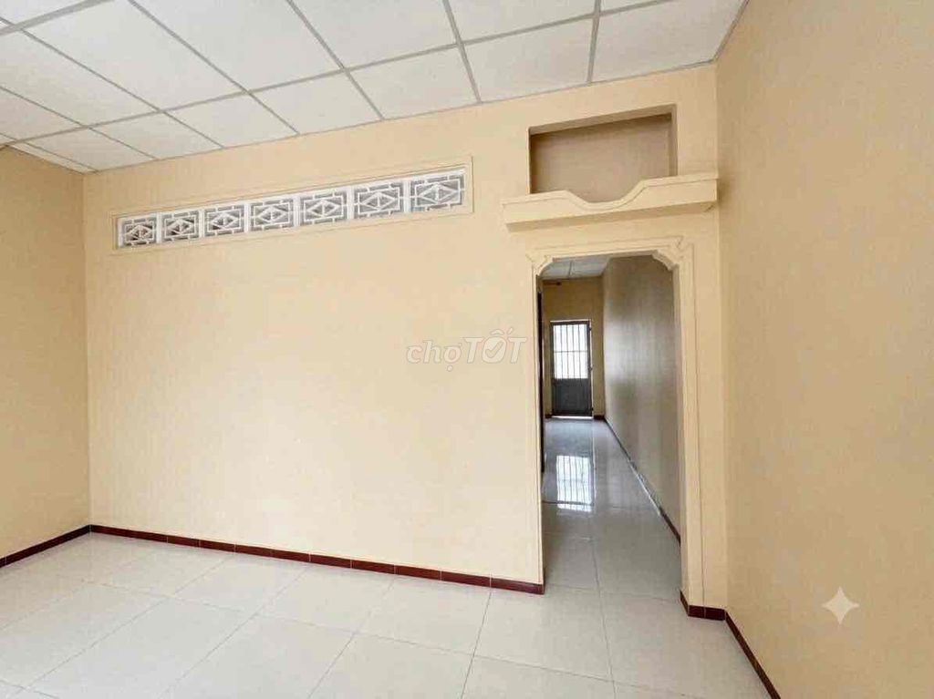 First floor, first floor, three bedrooms, second to Long Trường.