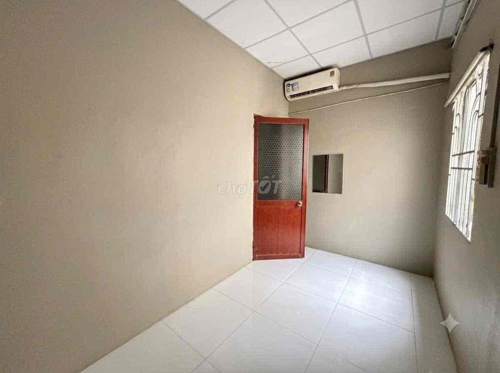 First floor, first floor, three bedrooms, second to Long Trường.