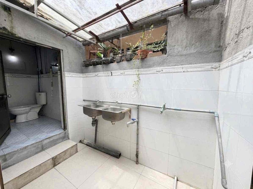 First floor, first floor, three bedrooms, second to Long Trường.