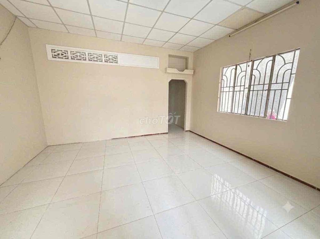 First floor, first floor, three bedrooms, second to Long Trường.
