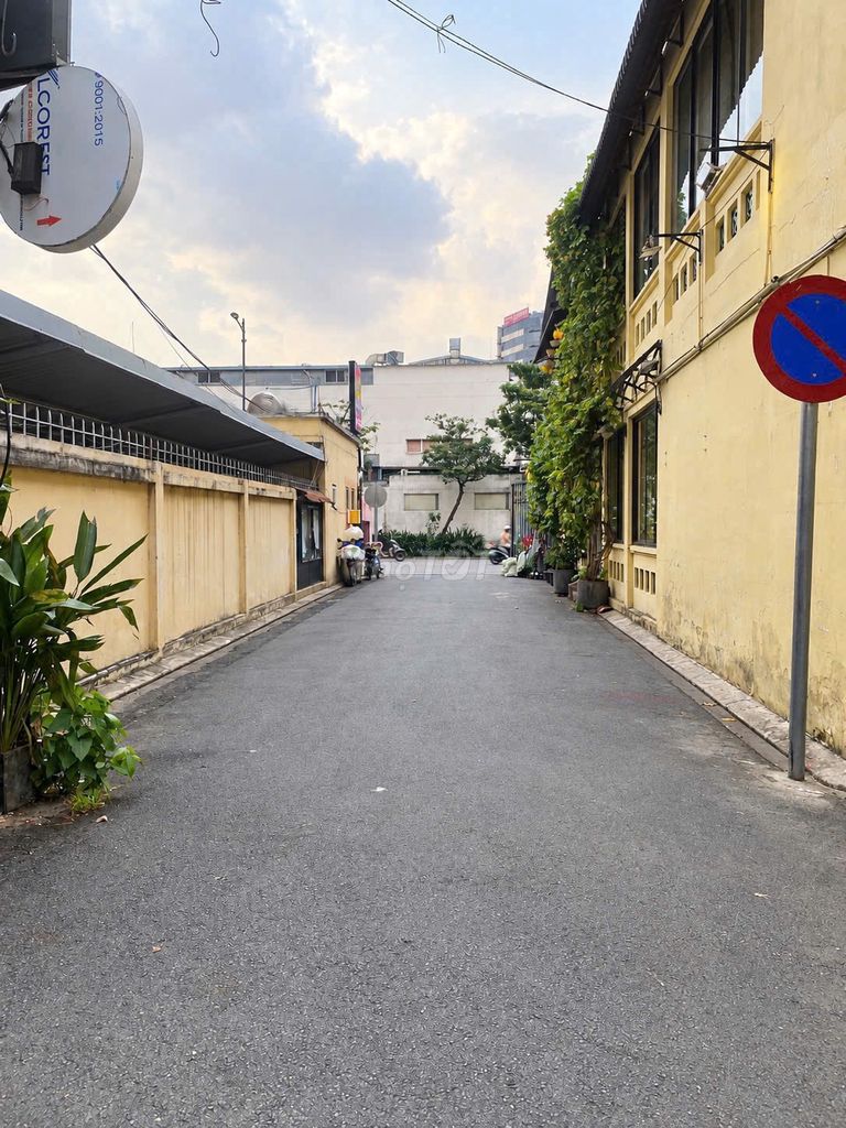 The area that uses 480 m2 - Homes right at Tan Son Nhut Airport, 6 floors - there's an elevator