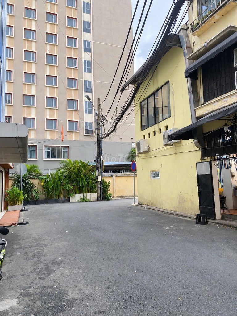 The area that uses 480 m2 - Homes right at Tan Son Nhut Airport, 6 floors - there's an elevator