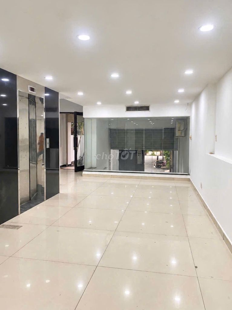 The area that uses 480 m2 - Homes right at Tan Son Nhut Airport, 6 floors - there's an elevator