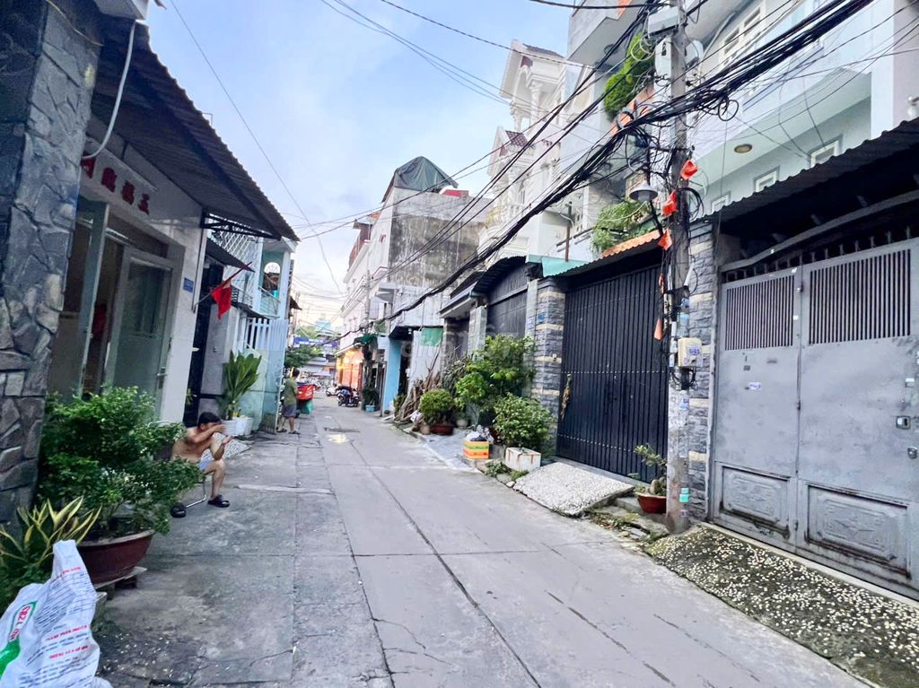 Rent a three-story house-- Lê Văn Quới-- 8 million a month.