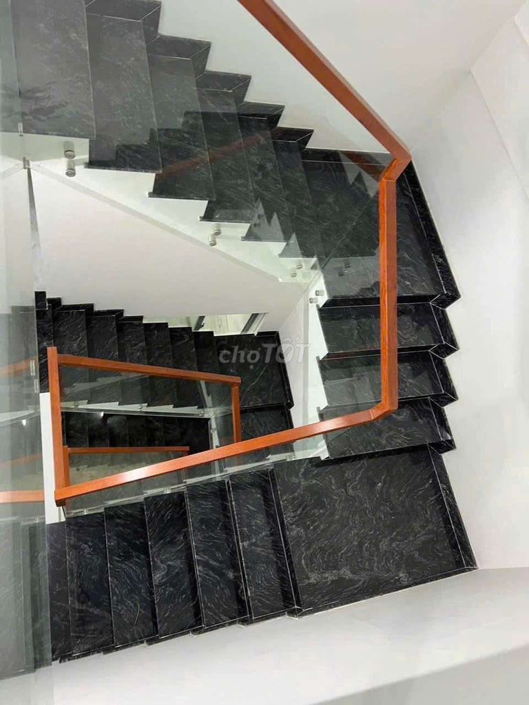 A Hồng Bàng is 4 x 18 5 5 floor 5 room 6 toilets are in trouble