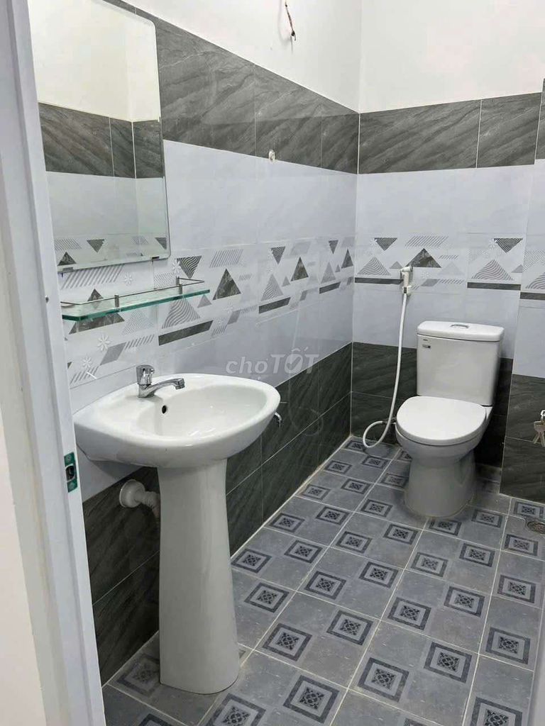 A Hồng Bàng is 4 x 18 5 5 floor 5 room 6 toilets are in trouble