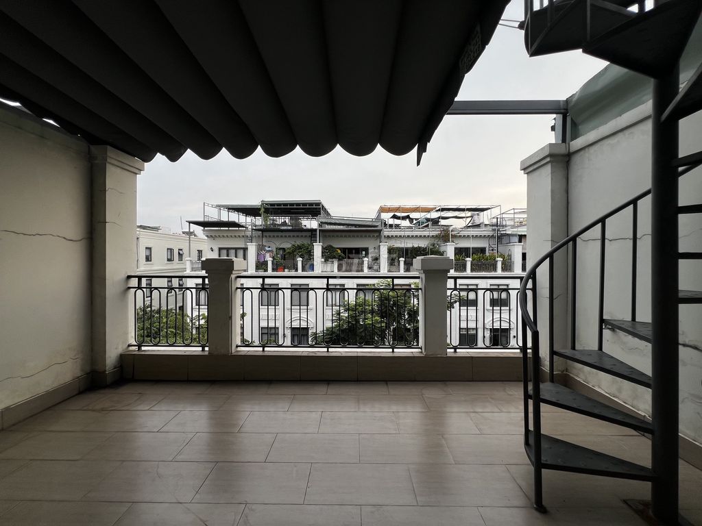 Thirty-five million shophouse laneview City 5 floors with elevators, air conditioning, in immediately.