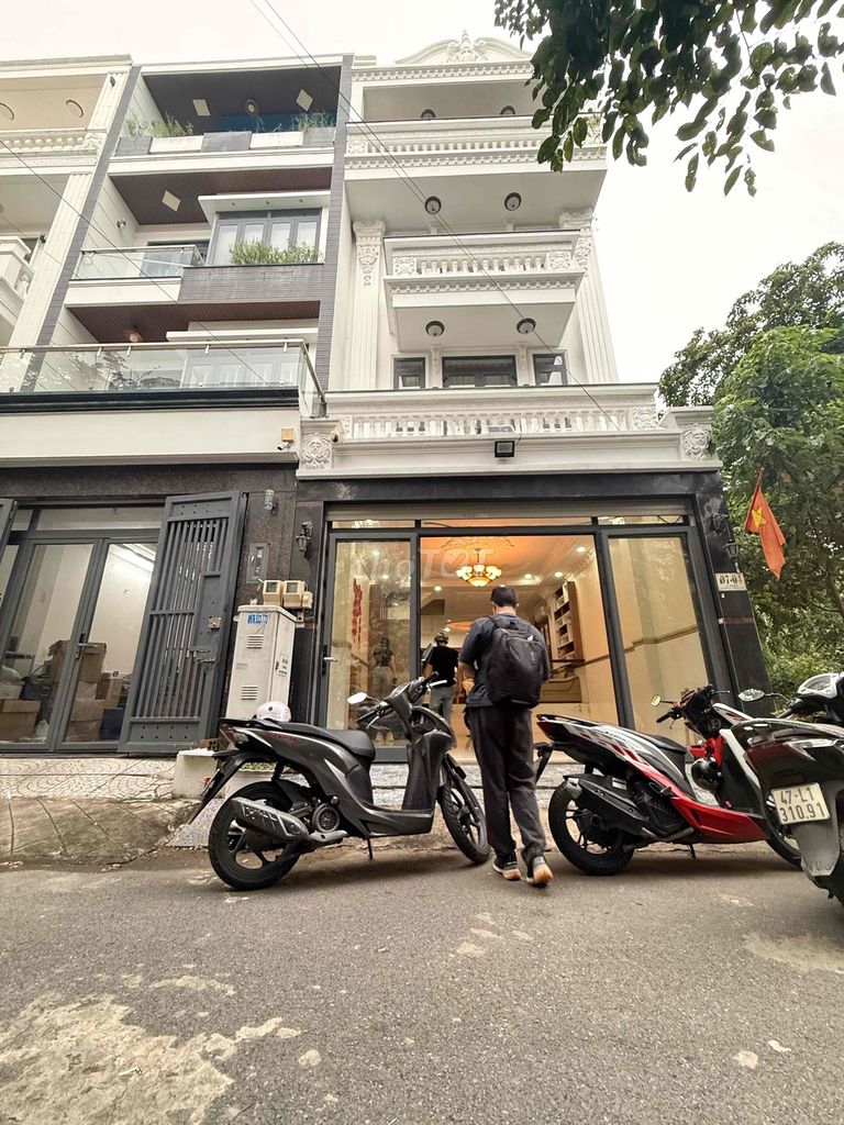 The full house of luxury is rich.