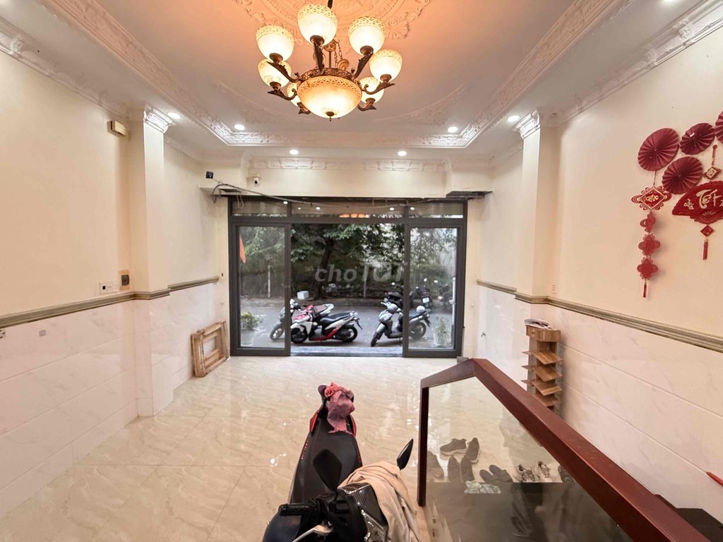 The full house of luxury is rich.