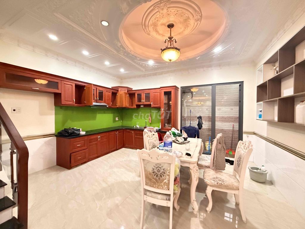 The full house of luxury is rich.