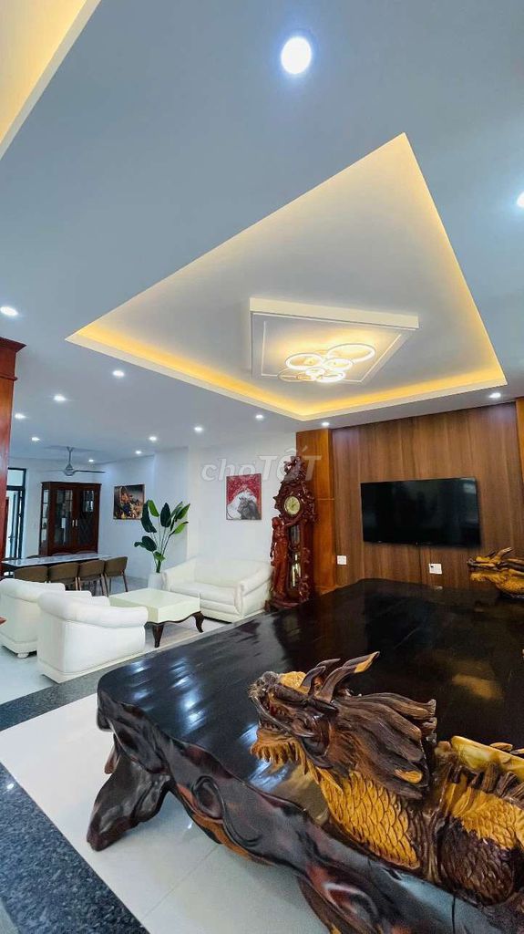 Classy villa 700 m2-- Bát Nàn, District 2.
