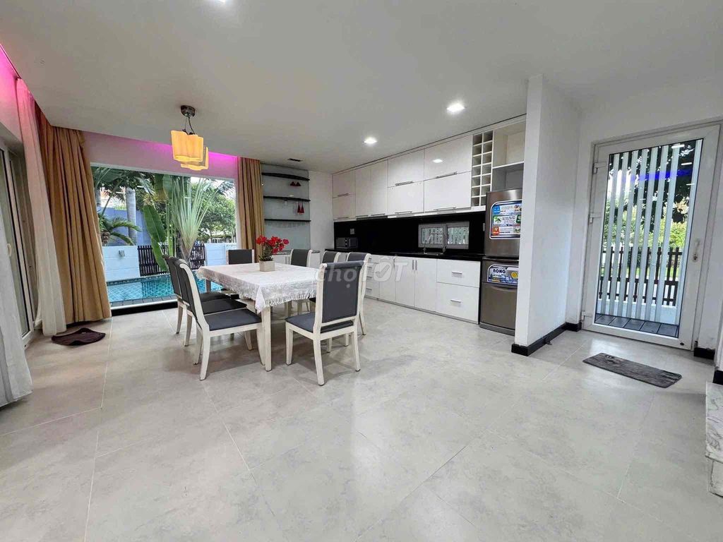 Rent a pool house in 7th, 5 full-size bedroom 70 million a month.