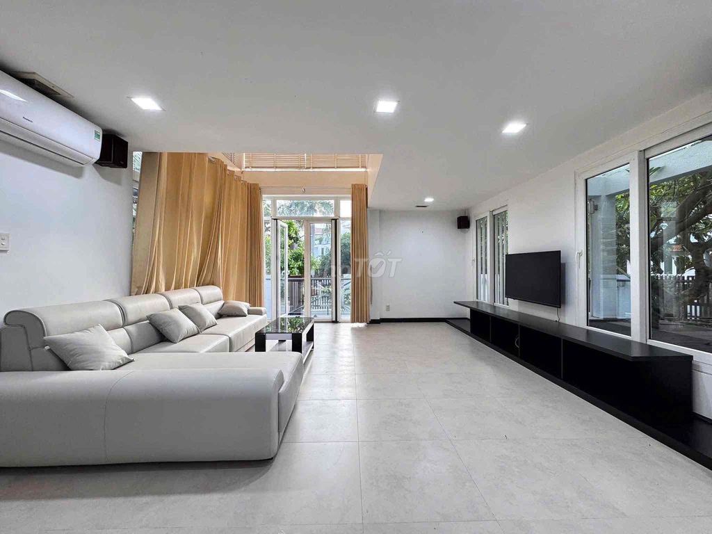 Rent a pool house in 7th, 5 full-size bedroom 70 million a month.