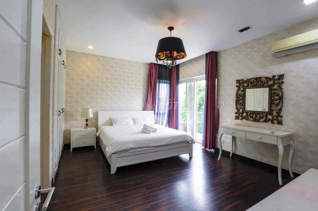 Rent a pool house in 7th, 5 full-size bedroom 70 million a month.