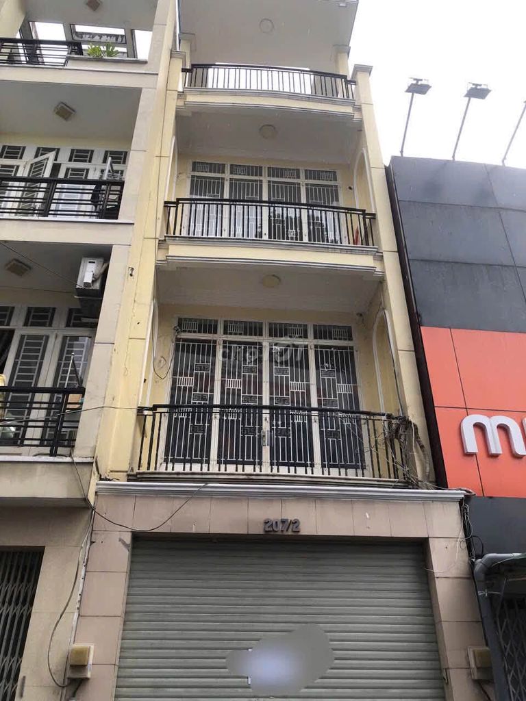 8 meters down the alley, 10, 4.2 x 15 meters, 4 floors, 30 million.