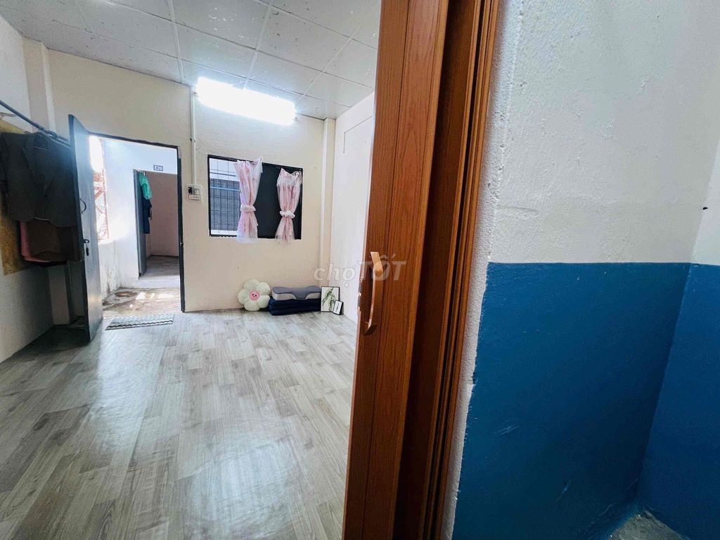 Move in, move in. In the new room.