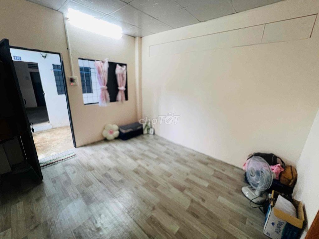 Move in, move in. In the new room.