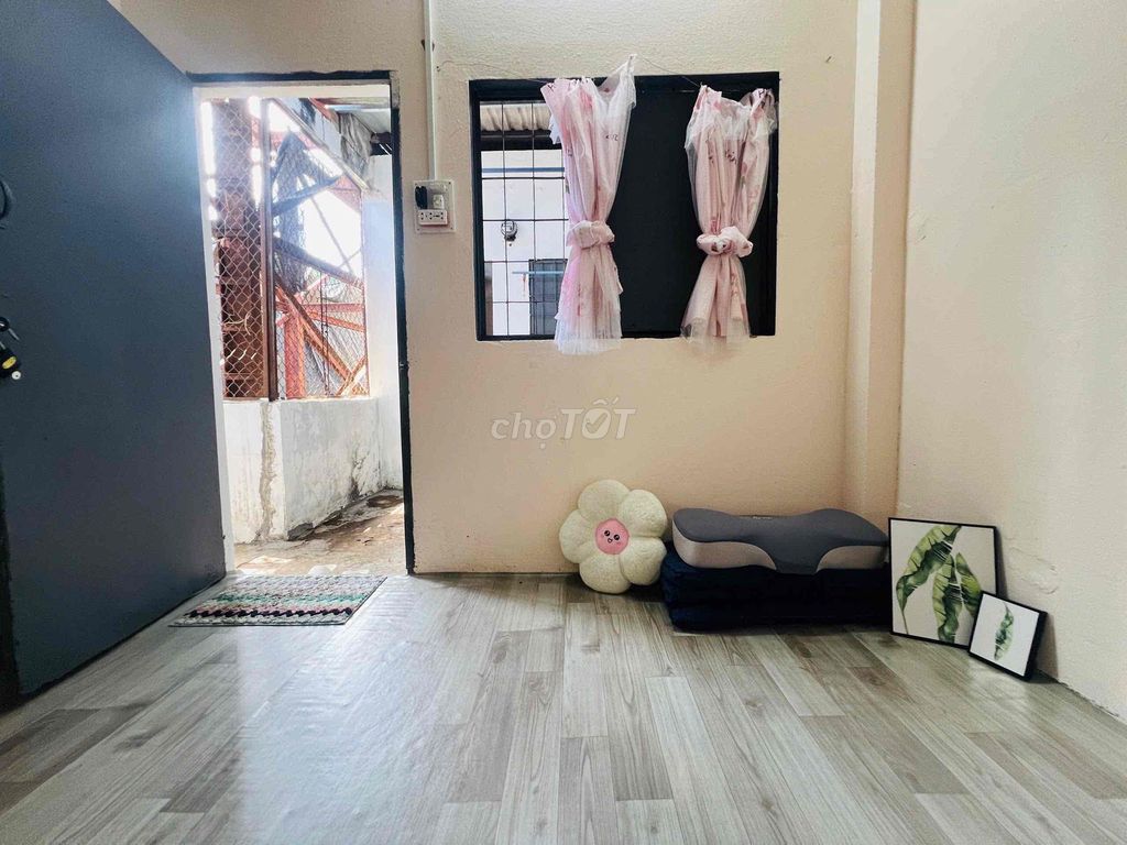 Move in, move in. In the new room.