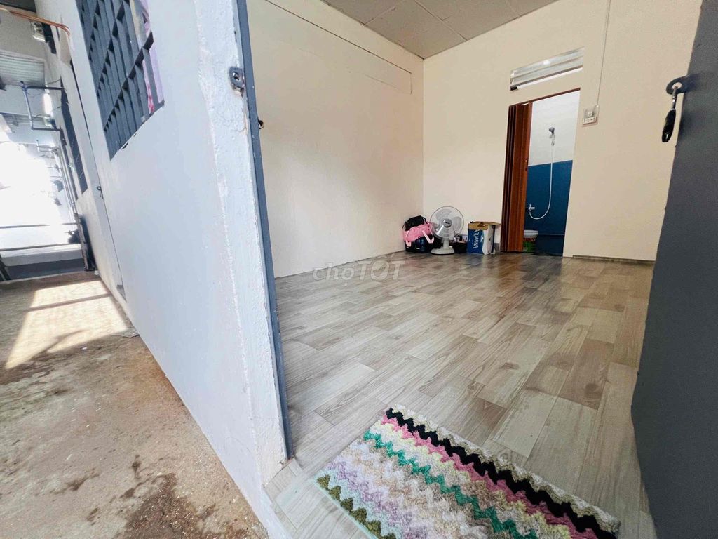 Move in, move in. In the new room.