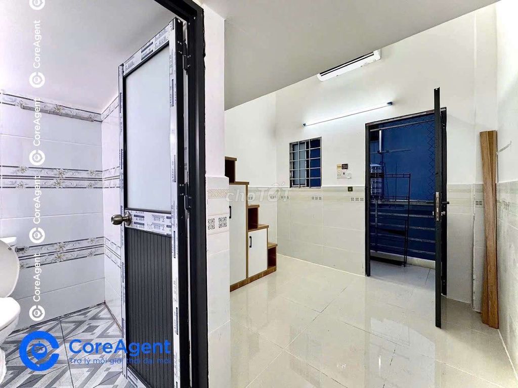 The mini-bar building in the shower, bordering 11th district, near the dedication.