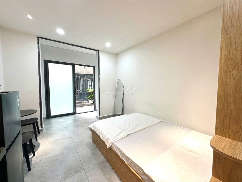 The studio is full of furniture at 4 o'clock, 8'clock, Lạc Long Quân.