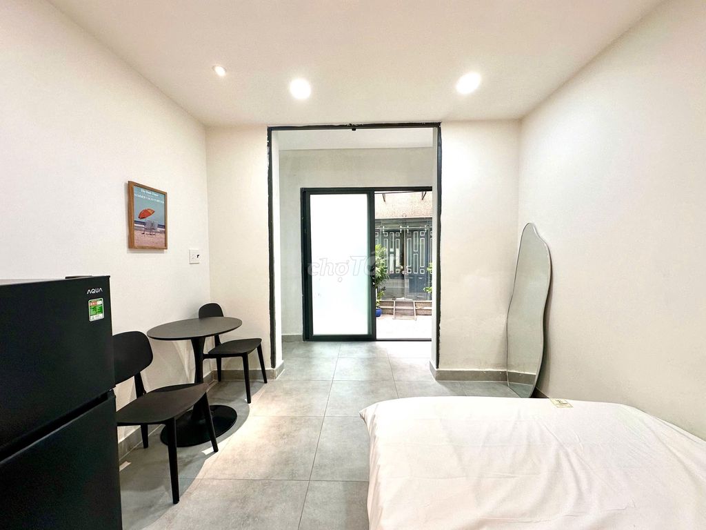 The studio is full of furniture at 4 o'clock, 8'clock, Lạc Long Quân.
