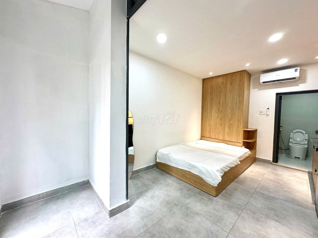 The studio is full of furniture at 4 o'clock, 8'clock, Lạc Long Quân.