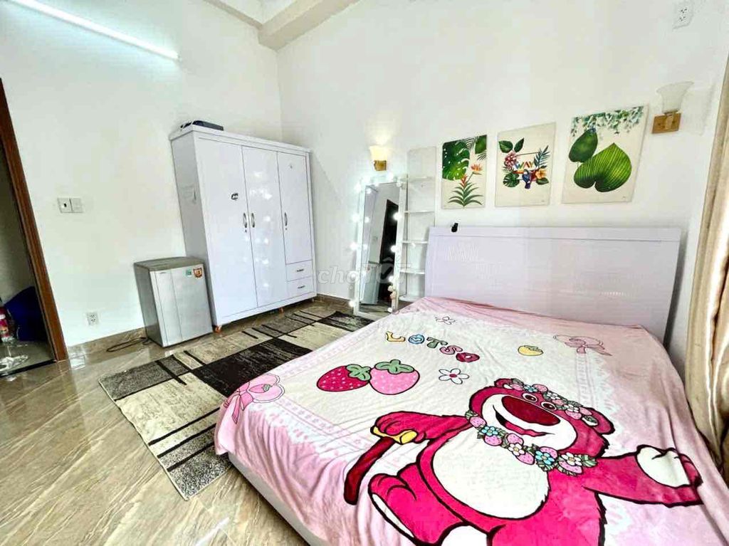 Such a beautiful room with open windows, warm and warm the washing machines!