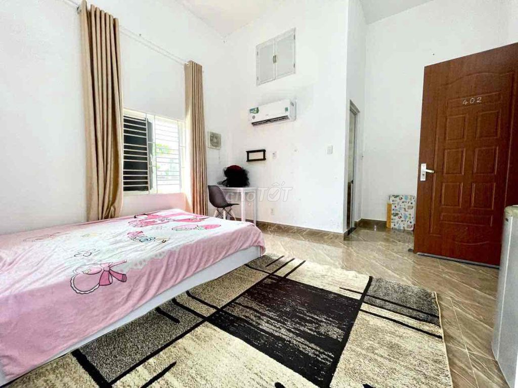 Such a beautiful room with open windows, warm and warm the washing machines!