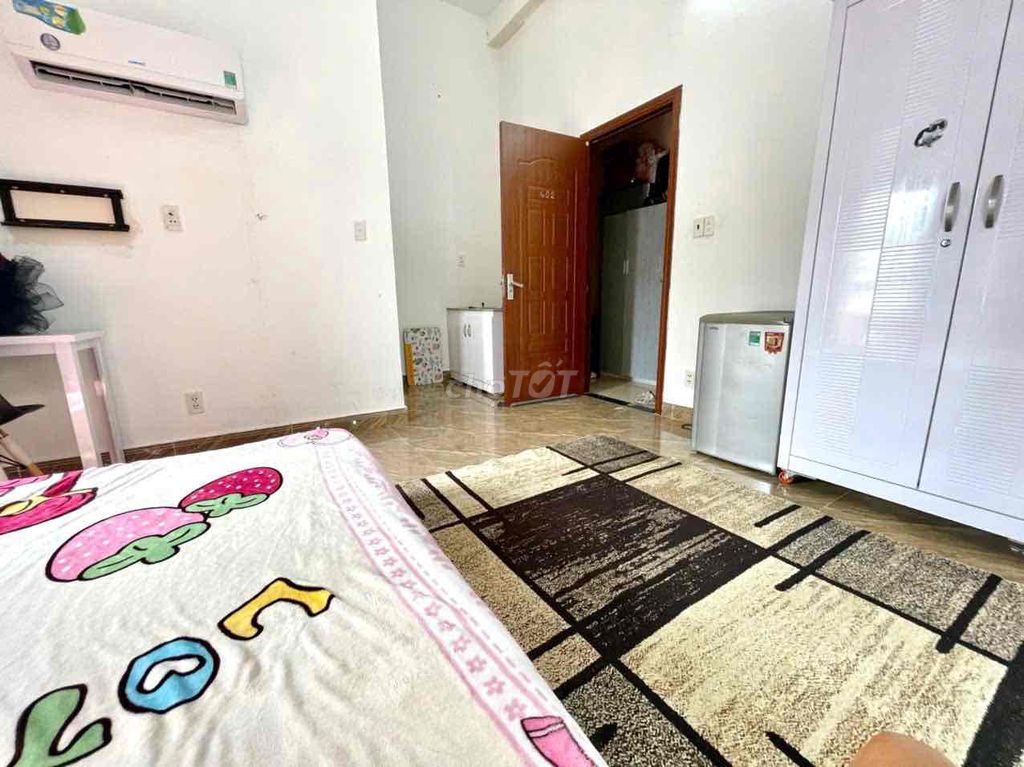Such a beautiful room with open windows, warm and warm the washing machines!