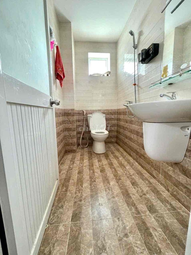 Such a beautiful room with open windows, warm and warm the washing machines!