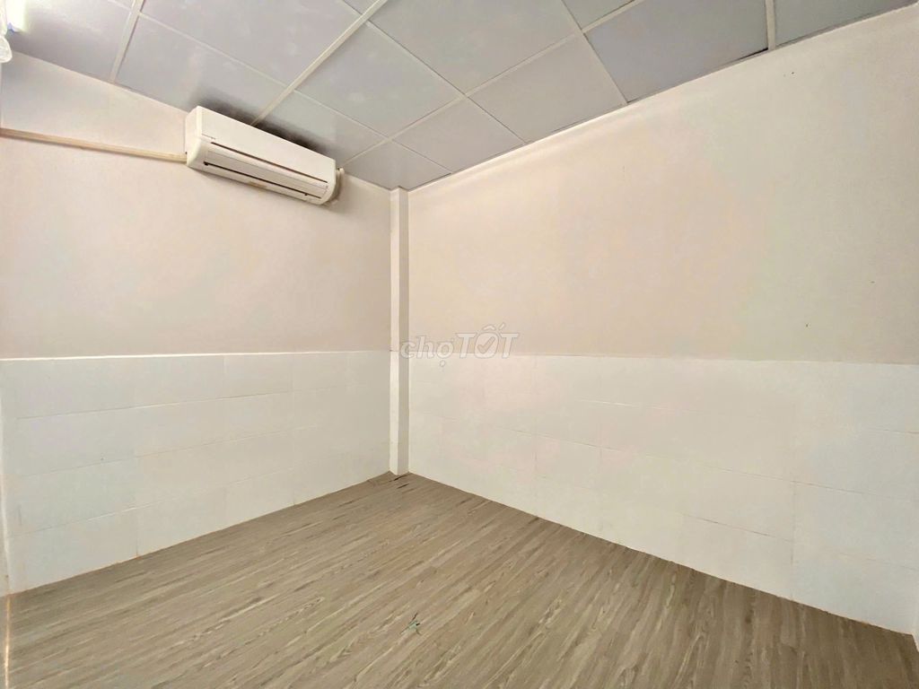 Down 16 million -- four bedrooms 4 x 20 M Queen flower - near the postage.