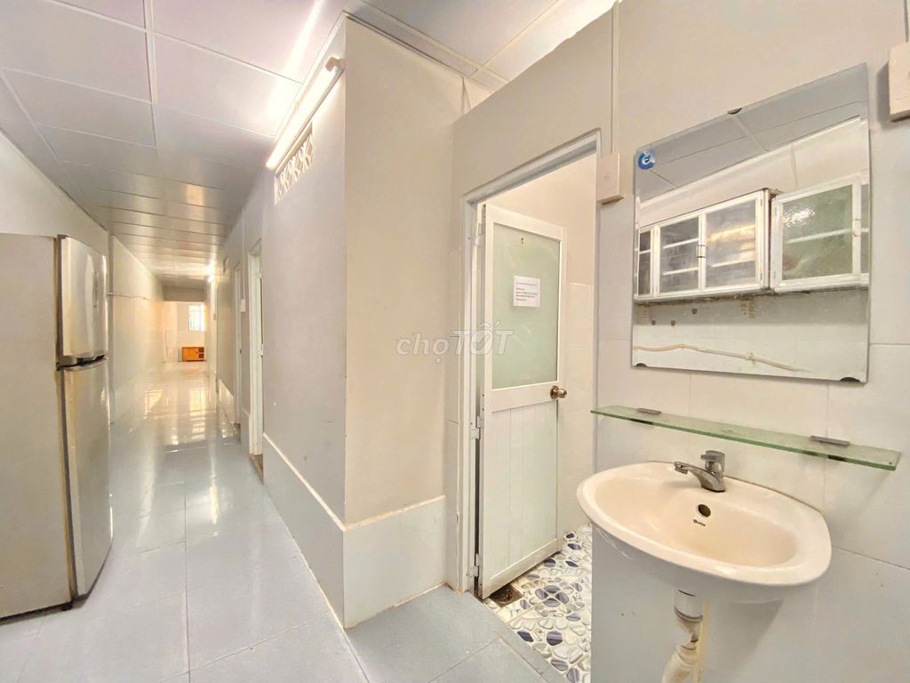 Down 16 million -- four bedrooms 4 x 20 M Queen flower - near the postage.