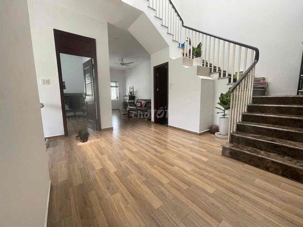 Rent the Kadc Phú Xuân Nhà Bè 250 m2 house at 25 million a month.
