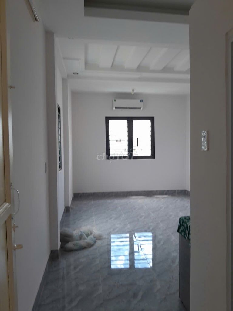 Rent room with air conditioning, refrigerators, kitchen shelves, 3 million-dollar sinks.
