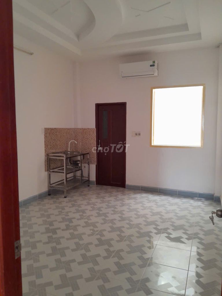 Rent room with air conditioning, refrigerators, kitchen shelves, 3 million-dollar sinks.