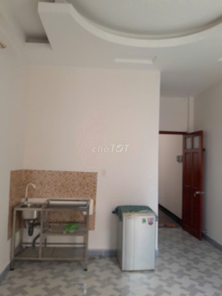 Rent room with air conditioning, refrigerators, kitchen shelves, 3 million-dollar sinks.