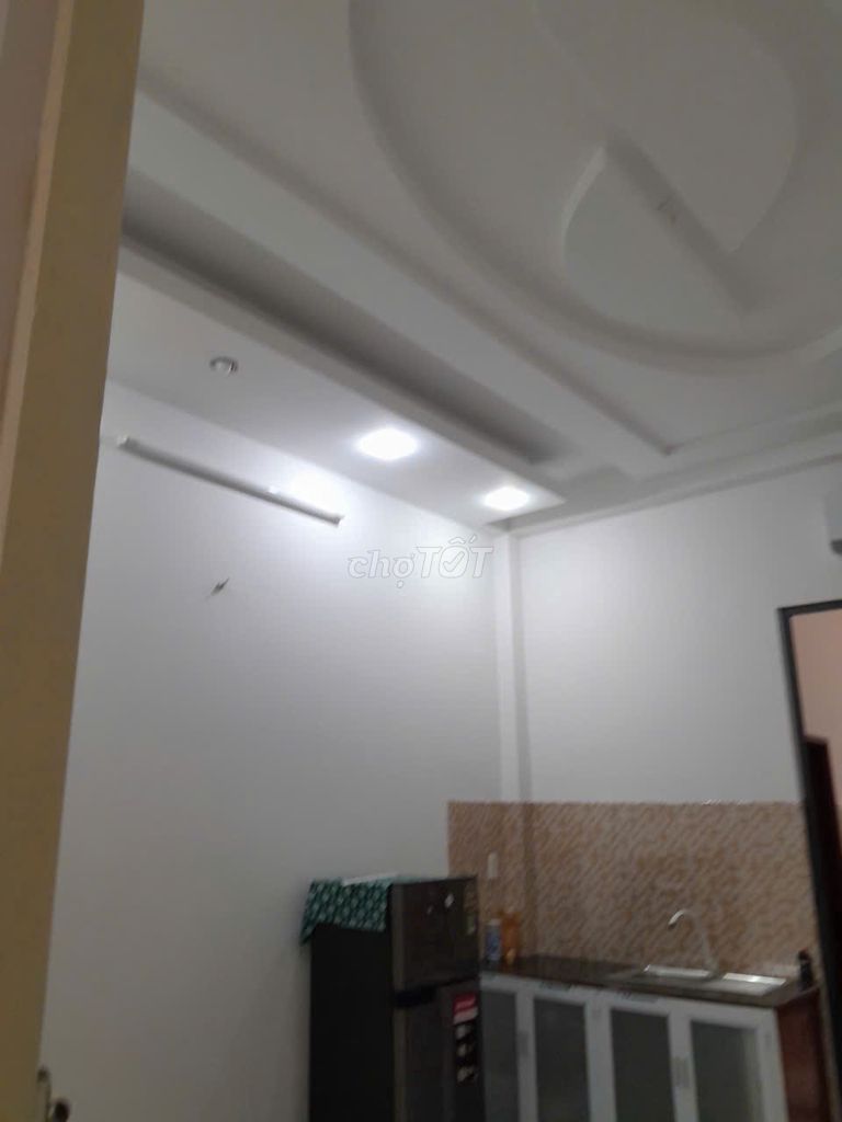 Rent room with air conditioning, refrigerators, kitchen shelves, 3 million-dollar sinks.