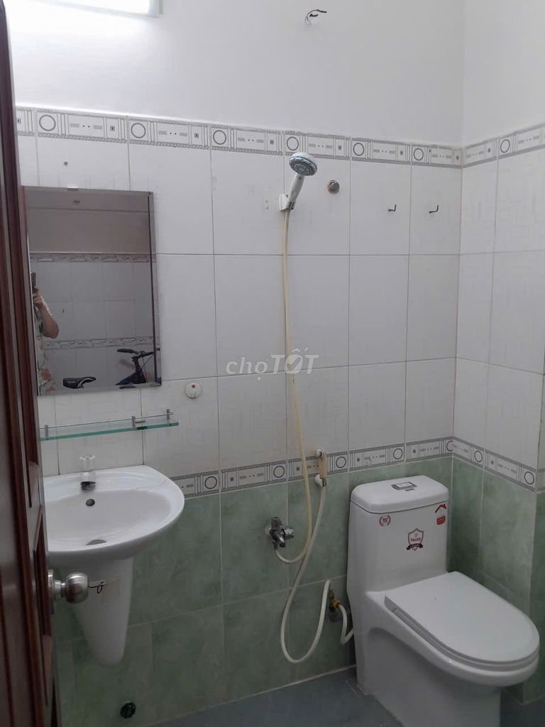 Rent room with air conditioning, refrigerators, kitchen shelves, 3 million-dollar sinks.